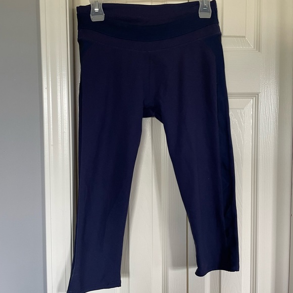 Dark Purple/Navy Blue Fabletics Women’s Capri Leggings - Picture 2 of 3
